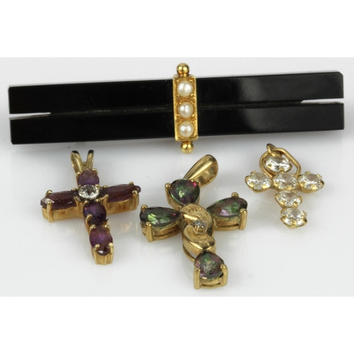 522 - Assortment of 9ct gold/tests 9ct jewellery, three cross pendants and one bar brooch, stones include ... 