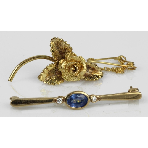 533 - Two 9ct gold brooches, stones include diamond and sapphire, total weight 6.7g.