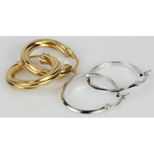 554 - Two pairs of 18ct gold/tests 18ct hoop earrings, one knife edge white gold pair, length 23mm. Twiste... 