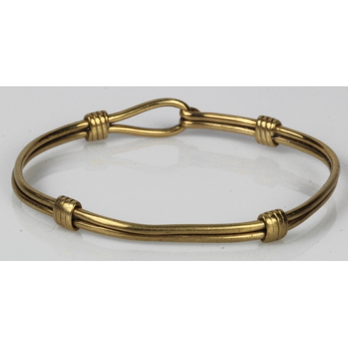 589 - 9ct yellow gold stirrup bangle, hooking fitting, inside diameter measures approx. 65mm x 55mm, weigh... 