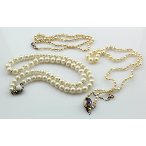 622 - Three necklaces to include one yellow gold (tests 9ct) amethyst clasped graduating cultured pearl ne... 