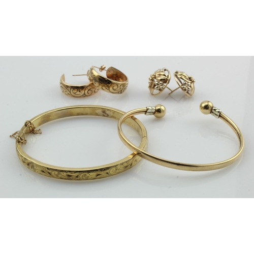 623 - Assortment of 9ct gold jewellery two bangles and two pairs of earrings, total weight 20g.