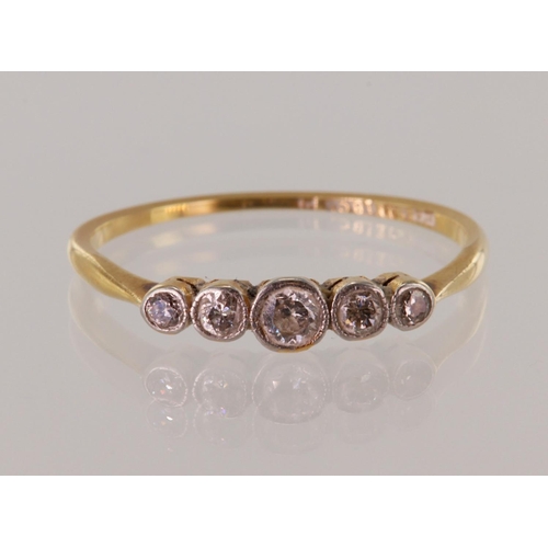 65 - 18ct yellow gold five stone graduated diamond ring, set with a central round old cut diamond weighin... 