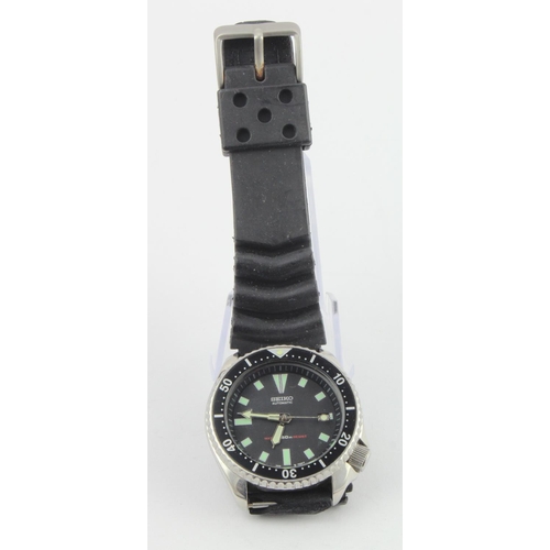 681 - Gents stainless steel Seiko automatic divers watch wristwatch. The black dial with date aperture at ... 