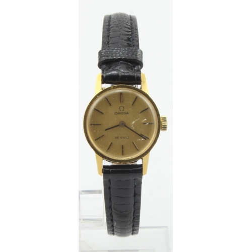 729 - Ladies 18ct cased Omega De Ville manual wind wristwatch circa 1975. The gilt dial with baton markers... 