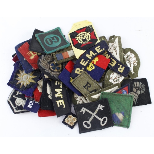 1477 - Badges bag containing various div patches, trade badges, shoulder titles etc.