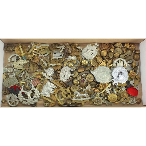 1565 - Cap Badges, Buttons, etc - tray of mixed material, most appear original   (Qty)