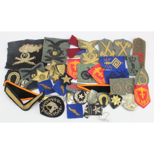 1645 - Italian WW2 military cloth bullion badges and metal badges, good original selection broughty back by... 