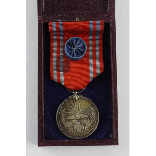 1653 - Japanese WW2 Red Cross medal in its original case.