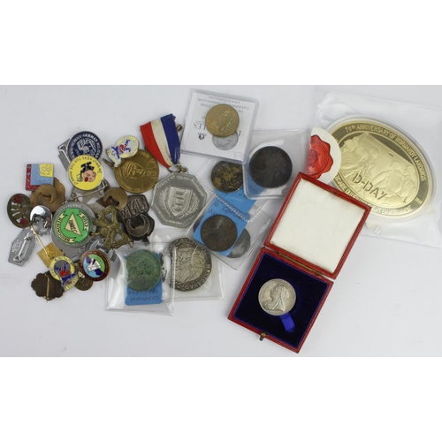 880 - Commemorative Medals, Tokens, Badges & Forgeries (34) ancient to modern; noted Butlins badges, Queen... 