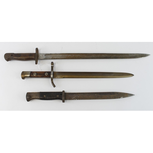 939 - Bayonets x3 all without scabbards. 1) P'07 by Wilkinson dated March 1918. 2) Italian Carcano, ricass... 