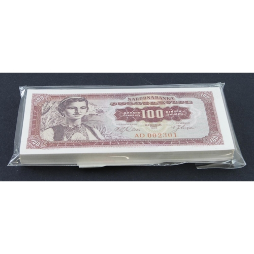 452 - Yugoslavia 100 Dinara (100) dated 1st May 1963, a consecutively numbered run, serial AD 002301 - AD ... 