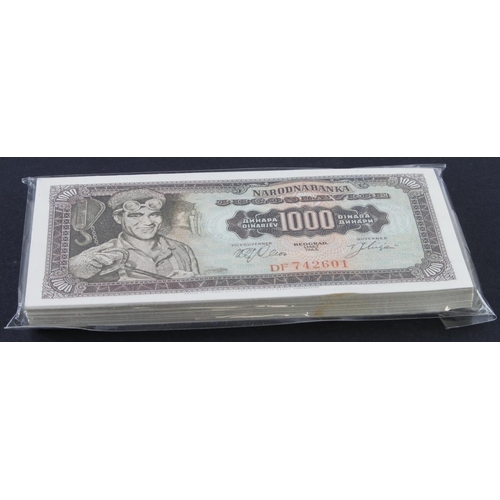 456 - Yugoslavia 1000 Dinara (100) dated 1st May 1963, a consecutively numbered run, serial DF 742601 - DF... 