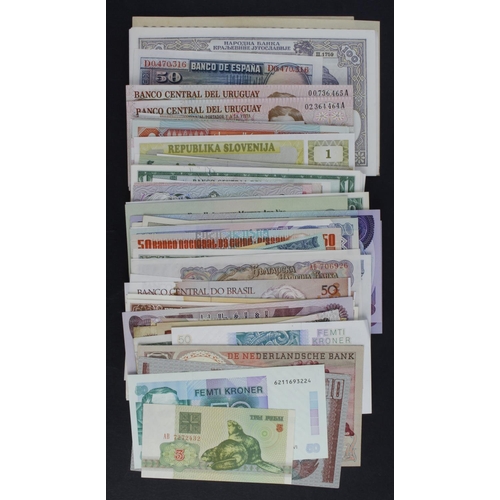 470 - World (135) a box of world notes including Norway 50 Kroner 1990 (2), Netherlands 25 Gulden 1955 and... 