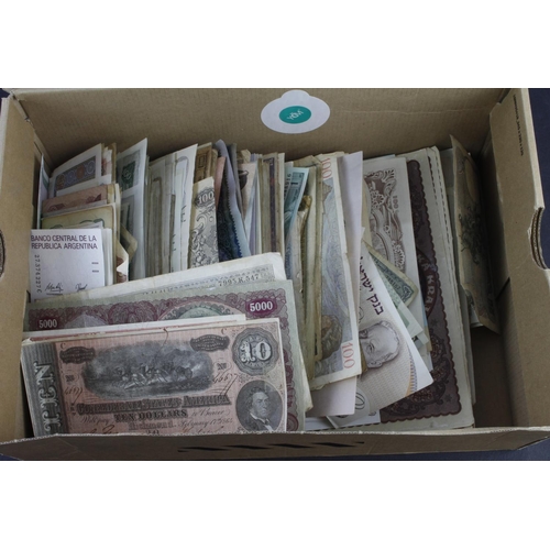 489 - World (approx 880), a box of mixed modern and older world notes, some duplication seen, mixed grades... 