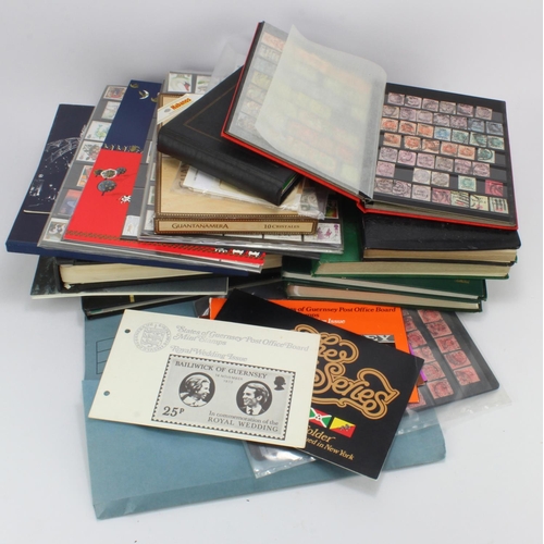 10 - GB - banana box of material in stockbooks / albums and loose on hagners. Including Post Office Year ... 