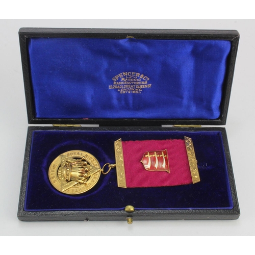 1047 - Masonic interest. An 18ct Gold and enamel masonic jewel, engraved 'Presented to Comp. E. Silvermann ... 