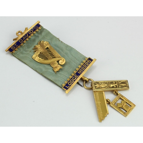 1048 - Masonic interest. An 18ct Gold and enamel masonic jewel, hallmarked 'V&5, 18, Birmingham 1920', engr... 