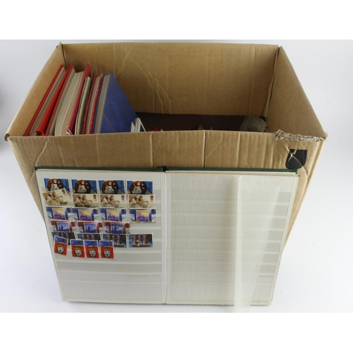 25 - GB - large box of early to modern material. Noted two Windsor Albums 1840 - 1990, with most value in... 