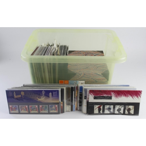 33 - GB - Presentation Packs from 1971 to 2012 (approx 274) about 50% are short format size, housed in pl... 