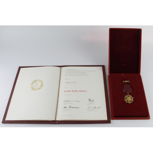 1090 - East German Order of Karl Marx, yellow metal stamped '900', tests as approx 23ct Gold. With presenta... 