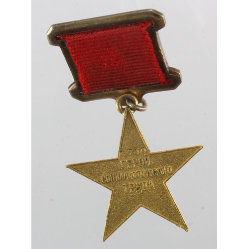 1503 - Russian Soviet Hero of Socialist Labour Gold Hammer and Sickle Medal, 2nd type, reverse numbered '47... 