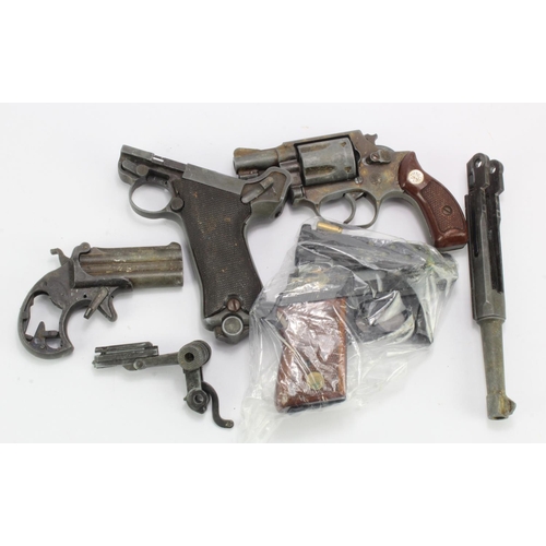 895 - REPLICA - lot of Pistols, all a/f including Luger, Derringer Auto, Snub Detective Special, etc, with... 