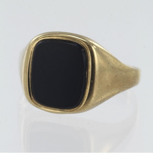 148 - 9ct yellow gold onyx signet ring, cushion shaped onyx measures 11mm x 10mm, finger size T/U, weight ... 