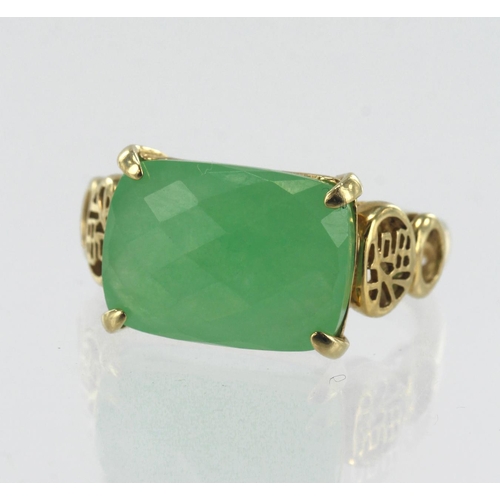 178 - 14ct yellow gold jade ring, checker cut jadeite jade measures 10mm x 14mm, Chinese symbol filigree s... 