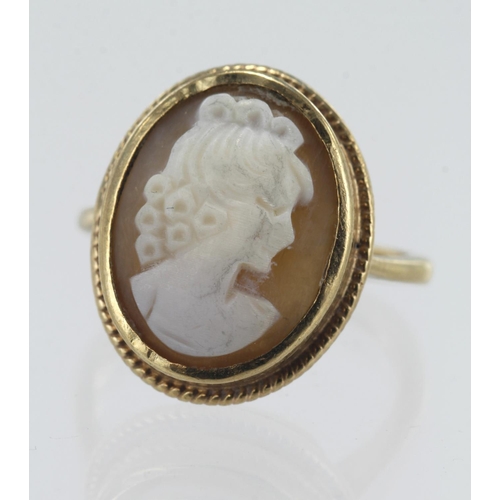 198 - 9ct yellow gold cameo ring, carved shell camep depicting a lady in profile, head measures 18mm x 15m... 