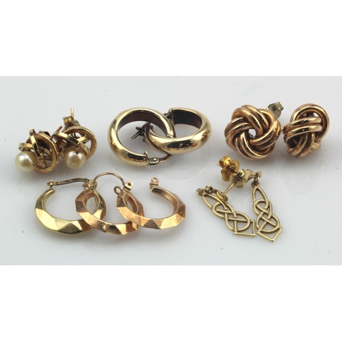 644 - Five pairs of earrings and one single earring, 9ct gold/tests 9ct, total weight 8.6g.