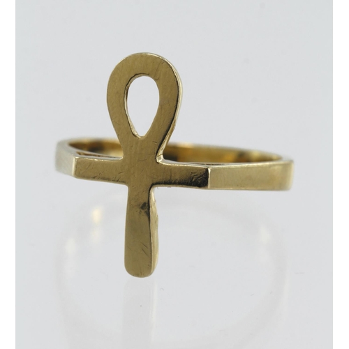 86 - Yellow gold (tests 14ct) ankh ring, head measures approx 19mm x 11mm, finger size R, weight 4g.