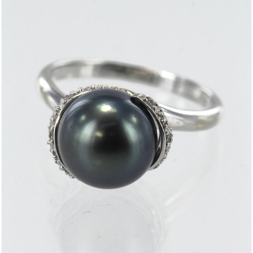 95 - 9ct white gold Tahitian pearl and diamond ring, one 10mm pearl, fourteen round diamonds TDW 0.114ct,... 