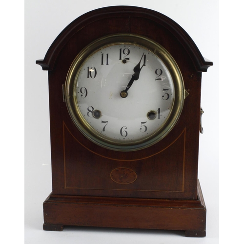 312 - Mahogany mantel clock with inlaid decoration, enamel dial with Arabic numerals, key & pendulum prese... 