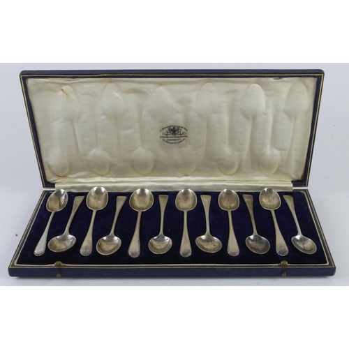 360 - Teaspoons. Set of twelve silver teaspoons, hallmarked 'G&SCoLtd, London 1926 / 1927' (Goldsmiths & S... 