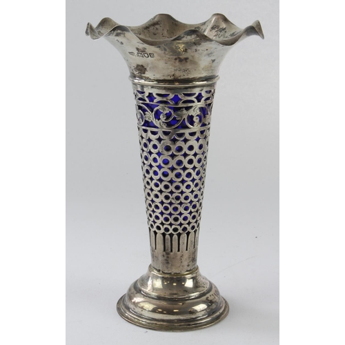 375 - Silver spill vase with blue glass liner, hallmarked 'G&SCoLd, London 1902', height 20cm approx., sil... 