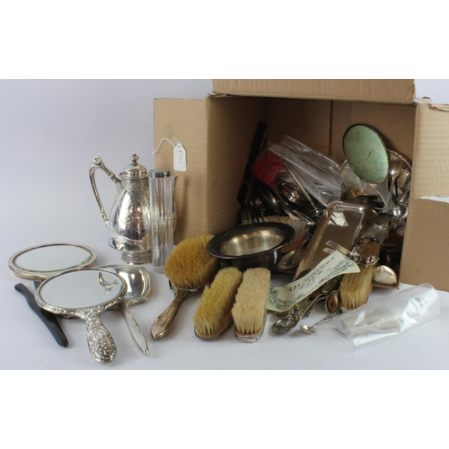 400 - Mixed Silver & Plate. A collection of various silver & silver plated items, including vanity items