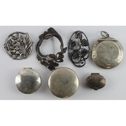 470 - Assortment of silver/tests silver items to include, four boxes and three Art Nouveau styled brooches... 