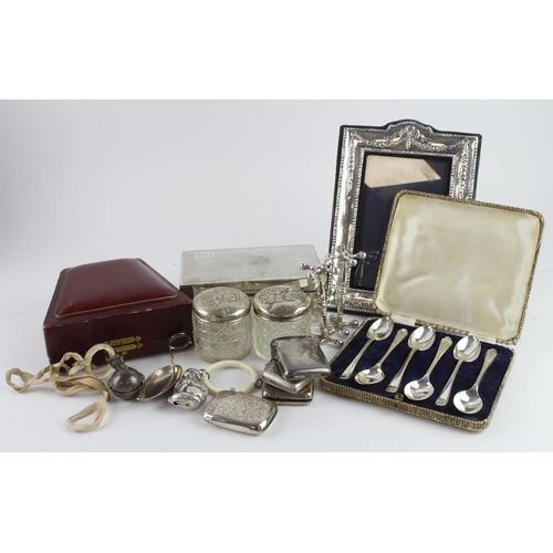 499 - Mixed Silver. A collection of various hallmarked silver and white metal items, including vesta cases... 