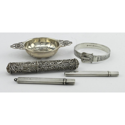 510 - Mixed lot of silver items, comprising four items with British hallmarks: a tea strainer, bracelet an... 