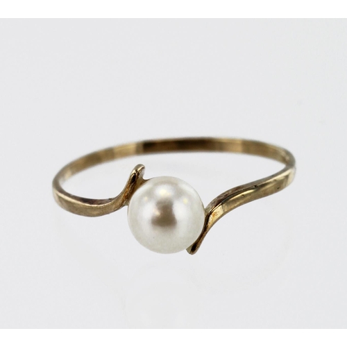 564 - 9ct yellow gold pearl ring, one 5.5mm cultured pearl, finger size M/N, weight 1g.