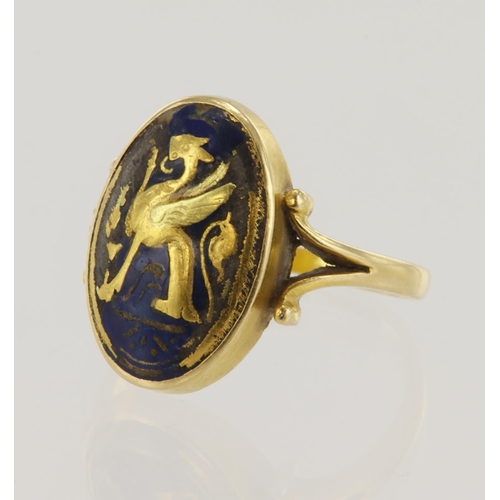 607 - Yellow gold (tests high carat) dragon motif dress ring, enamelled table (damaged), table measures 17... 