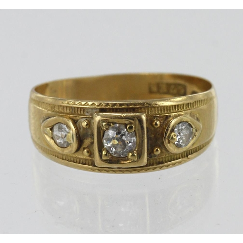 616 - 18ct yellow gold Victorian diamond gypsy ring, three graduating old cut diamonds, TDW approx. 0.22ct... 