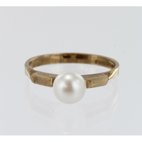 619 - 9ct yellow gold pearl ring, one 6mm cultured pearl, finger size L, weight 1.9g.