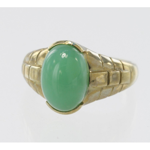 657 - 9ct yellow gold chrysoprase solitaire dress ring, one oval cabochon cut measuring 14mm x 10mm, gem w... 