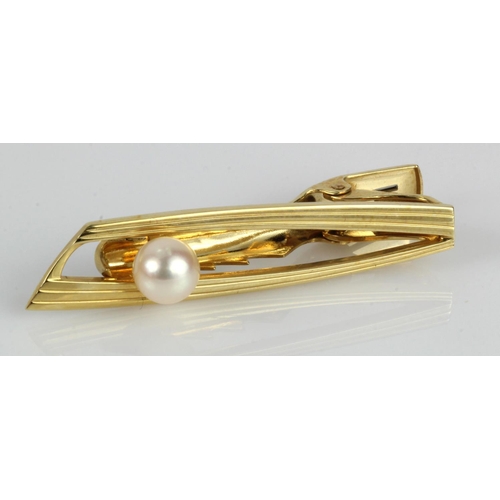 798 - Yellow gold (tests 14ct) vintage Mikimoto tie clip, cultured pearl measures approx. 7mm, length 47mm... 