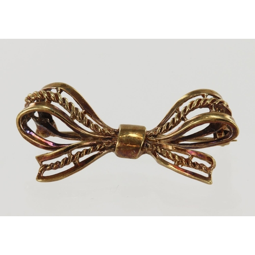 812 - 9ct yellow gold bow brooch, filigree bow measures 37mm x 16mm, weight 3.8g.