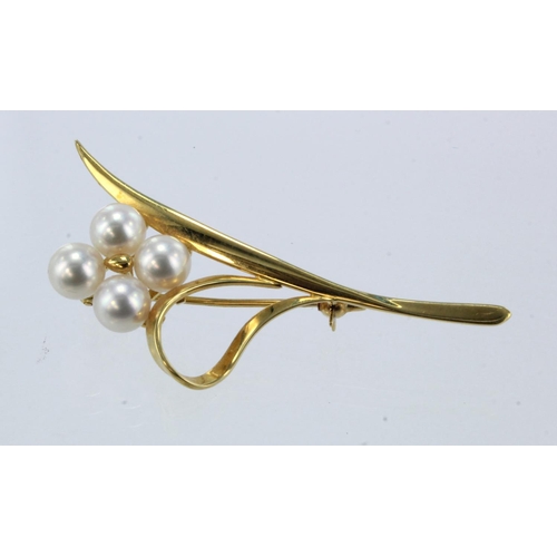 948 - 18ct yellow gold Mikimoto pearl brooch, four Akoya cultured pearls approx. 6.5mm each, length 51mm, ... 