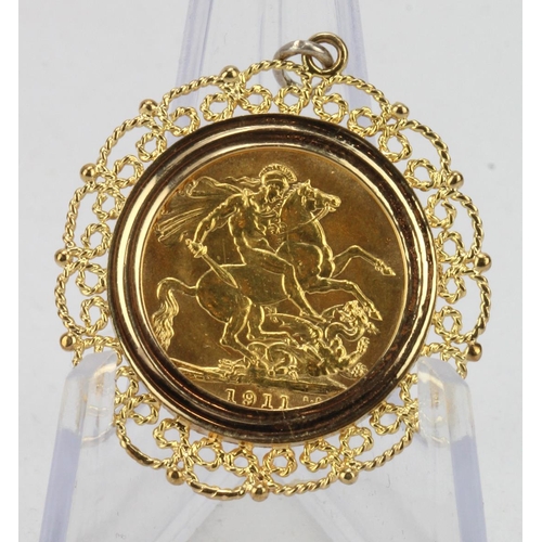 957 - Sovereign in pendant mount, 1911 full sovereign with a 9ct pendant mount, total weight 11.5g.