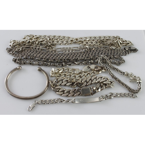 960 - Bag of silver jewellery, four heavy linked chains, four heavy linked bracelets, one torque bangle, t... 